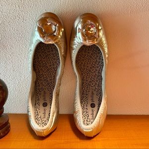 Lindsay Phillips spectacular silver ballet flats!